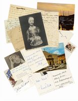 Raccolta di circa 150 cartoline quasi tutte viaggiate, autografe firmate o con firme autografe di scrittori e letterati, italiani e stranieri.