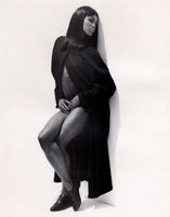 4 ritratti fotografici in bianco e nero della giovane modella applicati su porfolio originale. Scatti realizzati per lo stilista Antonio Fusco