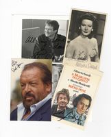 Raccolta di circa 40 firme di attori e personaggi del mondo dello spettacolo italiani e stranieri su cartoline o fotografie.
