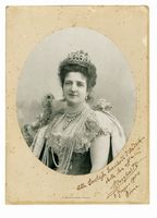 2 ritratti fotografici raffiguranti la regina Margherita di Savoia e la principessa Elena di Montenegro (futura regina d'Italia).