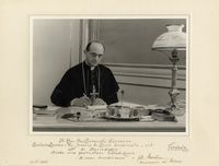 Ritratto fotografico con dedica e firma autografa insieme ad una raccolta di 17 tra lettere autografe o con firme autografe e fotografie di cardinali.