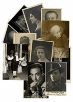 Raccolta di 39 fotografie e fotocartoline con firme e dediche autografe di artisti musicali e del teatro.