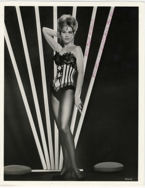  Jane Fonda : Ritratto fotografico in bianco e nero con dedica e firma autografa.  - Asta Libri, manoscritti e autografi - Libreria Antiquaria Gonnelli - Casa d'Aste - Gonnelli Casa d'Aste