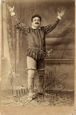  Enrico Caruso : Ritratto fotografico in abiti di scena con firma autografa.  - Auction Books, Manuscripts & Autographs - Libreria Antiquaria Gonnelli - Casa d'Aste - Gonnelli Casa d'Aste