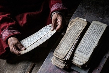  Sandra von Borries : Il libro dei mantra.  - Asta Mostra e asta di beneficenza a favore dell'Ospedale del Cuore di Monasterio. - Libreria Antiquaria Gonnelli - Casa d'Aste - Gonnelli Casa d'Aste